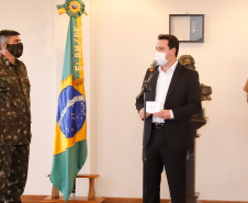 O Governo do Paraná recebeu 100 fuzis calibre 7,62 mm M964 do Exército Brasileiro. A entrega simbólica foi feita pelo general Carlos José Russo Assumpção Penteado, comandante da 5ª Divisão  de Exército, ao governador Carlos Massa Ratinho Junior nesta quinta-feira (13) no Forte do Pinheirinho, em Curitiba.