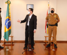 O Governo do Paraná recebeu 100 fuzis calibre 7,62 mm M964 do Exército Brasileiro. A entrega simbólica foi feita pelo general Carlos José Russo Assumpção Penteado, comandante da 5ª Divisão  de Exército, ao governador Carlos Massa Ratinho Junior nesta quinta-feira (13) no Forte do Pinheirinho, em Curitiba.