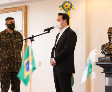 O Governo do Paraná recebeu 100 fuzis calibre 7,62 mm M964 do Exército Brasileiro. A entrega simbólica foi feita pelo general Carlos José Russo Assumpção Penteado, comandante da 5ª Divisão  de Exército, ao governador Carlos Massa Ratinho Junior nesta quinta-feira (13) no Forte do Pinheirinho, em Curitiba.