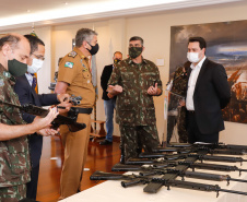 O Governo do Paraná recebeu 100 fuzis calibre 7,62 mm M964 do Exército Brasileiro. A entrega simbólica foi feita pelo general Carlos José Russo Assumpção Penteado, comandante da 5ª Divisão  de Exército, ao governador Carlos Massa Ratinho Junior nesta quinta-feira (13) no Forte do Pinheirinho, em Curitiba.