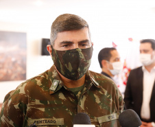 O Governo do Paraná recebeu 100 fuzis calibre 7,62 mm M964 do Exército Brasileiro. A entrega simbólica foi feita pelo general Carlos José Russo Assumpção Penteado, comandante da 5ª Divisão  de Exército, ao governador Carlos Massa Ratinho Junior nesta quinta-feira (13) no Forte do Pinheirinho, em Curitiba.