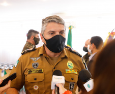 O Governo do Paraná recebeu 100 fuzis calibre 7,62 mm M964 do Exército Brasileiro. A entrega simbólica foi feita pelo general Carlos José Russo Assumpção Penteado, comandante da 5ª Divisão  de Exército, ao governador Carlos Massa Ratinho Junior nesta quinta-feira (13) no Forte do Pinheirinho, em Curitiba.