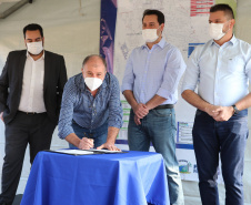 O Governador Carlos Massa Ratinho Junior autotiza nesta sexta-feira (14/08),  a ordem de servico para pavimentacao asfaltica no bairro Estados  em Fazenda Rio Grande acompanhado do secretário de Desenvolvimento Urbano, Joao Carlos Ortega Fazenda Rio Grande, 13/08/2020 - Foto: Geraldo Bubniak/AEN