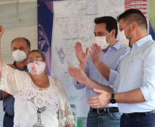 O Governador Carlos Massa Ratinho Junior autotiza nesta sexta-feira (14/08),  a ordem de servico para pavimentacao asfaltica no bairro Estados  em Fazenda Rio Grande acompanhado do secretário de Desenvolvimento Urbano, Joao Carlos Ortega Fazenda Rio Grande, 13/08/2020 - Foto: Geraldo Bubniak/AEN