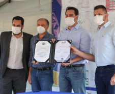 O Governador Carlos Massa Ratinho Junior autotiza nesta sexta-feira (14/08),  a ordem de servico para pavimentacao asfaltica no bairro Estados  em Fazenda Rio Grande acompanhado do secretário de Desenvolvimento Urbano, Joao Carlos Ortega Fazenda Rio Grande, 13/08/2020 - Foto: Geraldo Bubniak/AEN