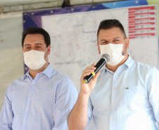 O Governador Carlos Massa Ratinho Junior autotiza nesta sexta-feira (14/08),  a ordem de servico para pavimentacao asfaltica no bairro Estados  em Fazenda Rio Grande acompanhado do secretário de Desenvolvimento Urbano, Joao Carlos Ortega Fazenda Rio Grande, 13/08/2020 - Foto: Geraldo Bubniak/AEN