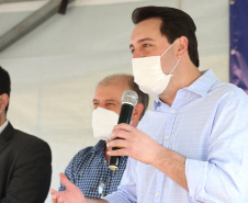 O Governador Carlos Massa Ratinho Junior autotiza nesta sexta-feira (14/08),  a ordem de servico para pavimentacao asfaltica no bairro Estados  em Fazenda Rio Grande acompanhado do secretário de Desenvolvimento Urbano, Joao Carlos Ortega Fazenda Rio Grande, 13/08/2020 - Foto: Geraldo Bubniak/AEN
