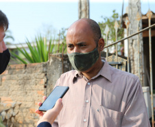 O Governador Carlos Massa Ratinho Junior autotiza nesta sexta-feira (14/08),  a ordem de servico para pavimentacao asfaltica no bairro Estados  em Fazenda Rio Grande. Sr Jairo morador beneficiado com o asfalto. Fazenda Rio Grande, 13/08/2020 - Foto: Geraldo Bubniak/AEN
