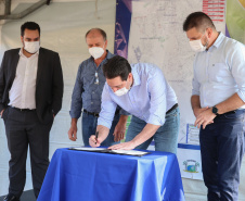 O Governador Carlos Massa Ratinho Junior autotiza nesta sexta-feira (14/08),  a ordem de servico para pavimentacao asfaltica no bairro Estados  em Fazenda Rio Grande acompanhado do secretário de Desenvolvimento Urbano, Joao Carlos Ortega Fazenda Rio Grande, 13/08/2020 - Foto: Geraldo Bubniak/AEN