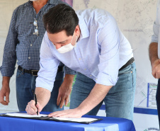 O Governador Carlos Massa Ratinho Junior autotiza nesta sexta-feira (14/08),  a ordem de servico para pavimentacao asfaltica no bairro Estados  em Fazenda Rio Grande acompanhado do secretário de Desenvolvimento Urbano, Joao Carlos Ortega Fazenda Rio Grande, 13/08/2020 - Foto: Geraldo Bubniak/AEN