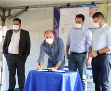 O Governador Carlos Massa Ratinho Junior autotiza nesta sexta-feira (14/08),  a ordem de servico para pavimentacao asfaltica no bairro Estados  em Fazenda Rio Grande acompanhado do secretário de Desenvolvimento Urbano, Joao Carlos Ortega Fazenda Rio Grande, 13/08/2020 - Foto: Geraldo Bubniak/AEN