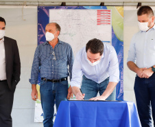 O governador Carlos Massa Ratinho Junior assinou nesta sexta-feira (14) a ordem de serviço para o início da pavimentação asfáltica de 13 ruas do Jardim Morumbi, no bairro Estados, em Fazenda Rio Grande, na Região Metropolitana de Curitiba. O Jardim Morumbi tem 5 mil moradores.