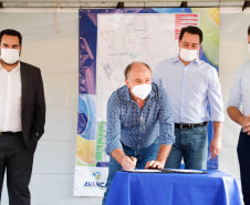 O governador Carlos Massa Ratinho Junior assinou nesta sexta-feira (14) a ordem de serviço para o início da pavimentação asfáltica de 13 ruas do Jardim Morumbi, no bairro Estados, em Fazenda Rio Grande, na Região Metropolitana de Curitiba. O Jardim Morumbi tem 5 mil moradores.
