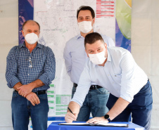 O governador Carlos Massa Ratinho Junior assinou nesta sexta-feira (14) a ordem de serviço para o início da pavimentação asfáltica de 13 ruas do Jardim Morumbi, no bairro Estados, em Fazenda Rio Grande, na Região Metropolitana de Curitiba. O Jardim Morumbi tem 5 mil moradores.