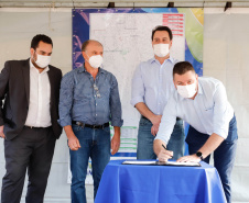 O governador Carlos Massa Ratinho Junior assinou nesta sexta-feira (14) a ordem de serviço para o início da pavimentação asfáltica de 13 ruas do Jardim Morumbi, no bairro Estados, em Fazenda Rio Grande, na Região Metropolitana de Curitiba. O Jardim Morumbi tem 5 mil moradores.