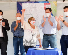 O governador Carlos Massa Ratinho Junior assinou nesta sexta-feira (14) a ordem de serviço para o início da pavimentação asfáltica de 13 ruas do Jardim Morumbi, no bairro Estados, em Fazenda Rio Grande, na Região Metropolitana de Curitiba. O Jardim Morumbi tem 5 mil moradores.