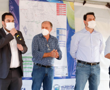 O governador Carlos Massa Ratinho Junior assinou nesta sexta-feira (14) a ordem de serviço para o início da pavimentação asfáltica de 13 ruas do Jardim Morumbi, no bairro Estados, em Fazenda Rio Grande, na Região Metropolitana de Curitiba. O Jardim Morumbi tem 5 mil moradores.