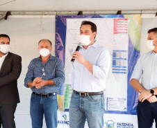 O governador Carlos Massa Ratinho Junior assinou nesta sexta-feira (14) a ordem de serviço para o início da pavimentação asfáltica de 13 ruas do Jardim Morumbi, no bairro Estados, em Fazenda Rio Grande, na Região Metropolitana de Curitiba. O Jardim Morumbi tem 5 mil moradores.