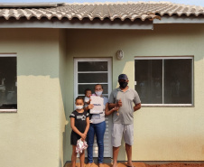 Dez famílias carentes do distrito de Yolanda, em Ubiratã, na região centro-oeste do Paraná, receberam nesta sexta-feira (14) as chaves de novas casas populares construídas na localidade. A obra recebeu R$ 1,3 milhão de investimento da Itaipu Binacional, valor utilizado para custear integralmente o os imóveis ao público beneficiado. (Fotos: Cohapar)