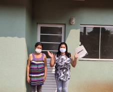Dez famílias carentes do distrito de Yolanda, em Ubiratã, na região centro-oeste do Paraná, receberam nesta sexta-feira (14) as chaves de novas casas populares construídas na localidade. A obra recebeu R$ 1,3 milhão de investimento da Itaipu Binacional, valor utilizado para custear integralmente o os imóveis ao público beneficiado. (Fotos: Cohapar)