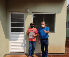 Dez famílias carentes do distrito de Yolanda, em Ubiratã, na região centro-oeste do Paraná, receberam nesta sexta-feira (14) as chaves de novas casas populares construídas na localidade. A obra recebeu R$ 1,3 milhão de investimento da Itaipu Binacional, valor utilizado para custear integralmente o os imóveis ao público beneficiado. (Fotos: Cohapar)