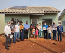 Dez famílias carentes do distrito de Yolanda, em Ubiratã, na região centro-oeste do Paraná, receberam nesta sexta-feira (14) as chaves de novas casas populares construídas na localidade. A obra recebeu R$ 1,3 milhão de investimento da Itaipu Binacional, valor utilizado para custear integralmente o os imóveis ao público beneficiado. (Fotos: Cohapar)