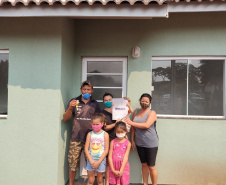 Dez famílias carentes do distrito de Yolanda, em Ubiratã, na região centro-oeste do Paraná, receberam nesta sexta-feira (14) as chaves de novas casas populares construídas na localidade. A obra recebeu R$ 1,3 milhão de investimento da Itaipu Binacional, valor utilizado para custear integralmente o os imóveis ao público beneficiado. (Fotos: Cohapar)
