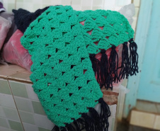 Presos custodiados na Cadeia Pública de Andirá, no Norte Pioneiro, produziram peças em lã que foram doadas ao lar de idosos da cidade. Além de proteger os idosos do frio, o projeto realizado em parceria com o Conselho da Comunidade teve como objetivo envolver os detentos em atividades que trouxessem algum retorno social, além da redução da pena por meio do trabalho. Foto:Depen