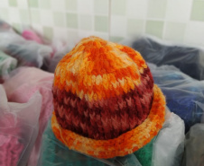 Presos custodiados na Cadeia Pública de Andirá, no Norte Pioneiro, produziram peças em lã que foram doadas ao lar de idosos da cidade. Além de proteger os idosos do frio, o projeto realizado em parceria com o Conselho da Comunidade teve como objetivo envolver os detentos em atividades que trouxessem algum retorno social, além da redução da pena por meio do trabalho. Foto:Depen