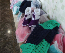 Presos custodiados na Cadeia Pública de Andirá, no Norte Pioneiro, produziram peças em lã que foram doadas ao lar de idosos da cidade. Além de proteger os idosos do frio, o projeto realizado em parceria com o Conselho da Comunidade teve como objetivo envolver os detentos em atividades que trouxessem algum retorno social, além da redução da pena por meio do trabalho. Foto:Depen