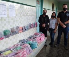 Presos custodiados na Cadeia Pública de Andirá, no Norte Pioneiro, produziram peças em lã que foram doadas ao lar de idosos da cidade. Além de proteger os idosos do frio, o projeto realizado em parceria com o Conselho da Comunidade teve como objetivo envolver os detentos em atividades que trouxessem algum retorno social, além da redução da pena por meio do trabalho. Foto:Depen