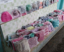 Presos custodiados na Cadeia Pública de Andirá, no Norte Pioneiro, produziram peças em lã que foram doadas ao lar de idosos da cidade. Além de proteger os idosos do frio, o projeto realizado em parceria com o Conselho da Comunidade teve como objetivo envolver os detentos em atividades que trouxessem algum retorno social, além da redução da pena por meio do trabalho. Foto:Depen