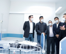 A ala neonatal, materno e infantil do Hospital Universitário Regional dos Campos Gerais, em Ponta Grossa, será transferida ao Hospital da Criança João Vargas de Oliveira, para dar lugar a novos leitos exclusivos para pacientes com Covid-19. O governador Carlos Massa Ratinho Junior esteve nesta quarta-feira (19) na cidade e formalizou a migração para a nova unidade.