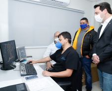 A ala neonatal, materno e infantil do Hospital Universitário Regional dos Campos Gerais, em Ponta Grossa, será transferida ao Hospital da Criança João Vargas de Oliveira, para dar lugar a novos leitos exclusivos para pacientes com Covid-19. O governador Carlos Massa Ratinho Junior esteve nesta quarta-feira (19) na cidade e formalizou a migração para a nova unidade.