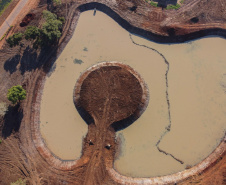 Obras para revitalizar o Parque Fundo de Vale em Guaira,  com instalação e adaptação de acessibilidade em todo o Parque, ampliação do lago, pista de caminhada, modernização paisagística, bancos e vegetação nova.   06/08/2020 -  Foto: Geraldo Bubniak/AEN