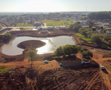 Obras para revitalizar o Parque Fundo de Vale em Guaira,  com instalação e adaptação de acessibilidade em todo o Parque, ampliação do lago, pista de caminhada, modernização paisagística, bancos e vegetação nova.   06/08/2020 -  Foto: Geraldo Bubniak/AEN