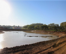 Obras para revitalizar o Parque Fundo de Vale em Guaira,  com instalação e adaptação de acessibilidade em todo o Parque, ampliação do lago, pista de caminhada, modernização paisagística, bancos e vegetação nova.   06/08/2020 -  Foto: Geraldo Bubniak/AEN