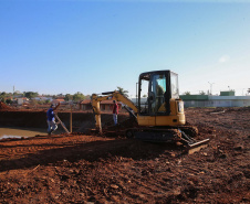 Obras para revitalizar o Parque Fundo de Vale em Guaira,  com instalação e adaptação de acessibilidade em todo o Parque, ampliação do lago, pista de caminhada, modernização paisagística, bancos e vegetação nova.   06/08/2020 -  Foto: Geraldo Bubniak/AEN
