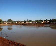 Obras para revitalizar o Parque Fundo de Vale em Guaira,  com instalação e adaptação de acessibilidade em todo o Parque, ampliação do lago, pista de caminhada, modernização paisagística, bancos e vegetação nova.   06/08/2020 -  Foto: Geraldo Bubniak/AEN