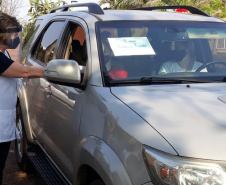 Escolas estaduais fazem entrega de material impresso por drive-thru. Foto:SEED