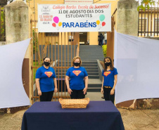 Escolas estaduais fazem entrega de material impresso por drive-thru. Foto:SEED