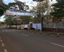 Escolas estaduais fazem entrega de material impresso por drive-thru. Foto:SEED