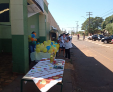 Escolas estaduais fazem entrega de material impresso por drive-thru. Foto:SEED