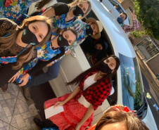 Escolas estaduais fazem entrega de material impresso por drive-thru. Foto:SEED