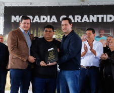 O governador Carlos Massa Ratinho Junior entregou  os títulos de propriedades de imóveis para 367 famílias de Paranaguá, no Litoral. Elas ocupam terras devolutas, pertencentes ao Estado. A titulação corresponde a uma área de aproximadamente 112 hectares, abrangendo as localidades de Jardim Jacarandá e Ouro Fino, no perímetro urbano de Paranaguá. 15/08/2019
