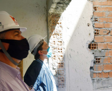 O secretário de Estado de Saúde, Beto Preto, vistoriou nesta quarta-feira (26) a obra do antigo Centro Regional de Especialidades (CRE) da Avenida Kennedy. A reforma total do local terá como resultado um novo ambiente com instalações modernas para atender pacientes que necessitem de diferentes atendimentos na área da saúde. Foto: Américo Antonio/SESA