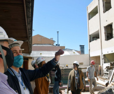 O secretário de Estado de Saúde, Beto Preto, vistoriou nesta quarta-feira (26) a obra do antigo Centro Regional de Especialidades (CRE) da Avenida Kennedy. A reforma total do local terá como resultado um novo ambiente com instalações modernas para atender pacientes que necessitem de diferentes atendimentos na área da saúde. Foto: Américo Antonio/SESA
