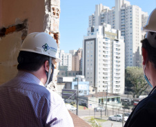 O secretário de Estado de Saúde, Beto Preto, vistoriou nesta quarta-feira (26) a obra do antigo Centro Regional de Especialidades (CRE) da Avenida Kennedy. A reforma total do local terá como resultado um novo ambiente com instalações modernas para atender pacientes que necessitem de diferentes atendimentos na área da saúde. Foto: Américo Antonio/SESA