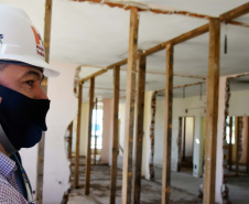 O secretário de Estado de Saúde, Beto Preto, vistoriou nesta quarta-feira (26) a obra do antigo Centro Regional de Especialidades (CRE) da Avenida Kennedy. A reforma total do local terá como resultado um novo ambiente com instalações modernas para atender pacientes que necessitem de diferentes atendimentos na área da saúde. Foto: Américo Antonio/SESA