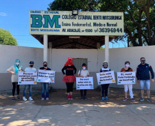 A equipe pedagógica do Colégio Estadual Bento Mossurunga, em Umuarama, noroeste do Estado, encontrou uma forma divertida de motivar seus alunos que estão se sobressaindo no Aula Paraná. Promoveram uma carreata que passou nas casas de cada um dos estudantes para surpreendê-los com presentes e lembrancinhas. Essa ação inaugural focou em homenagear os alunos-destaque do Ensino Fundamental.Foto:SEED